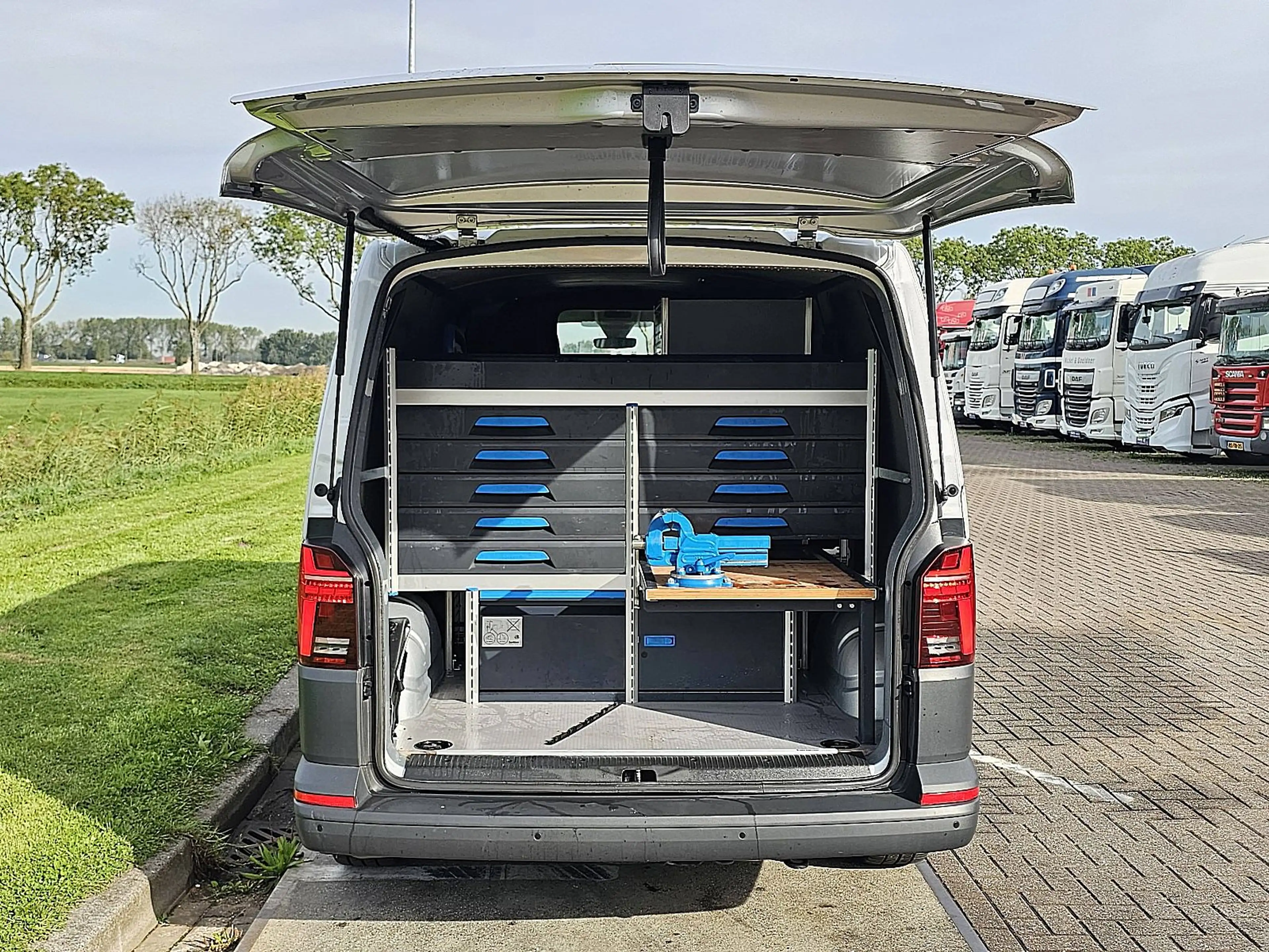 Volkswagen Transporter 2.0 TDI L2H1 LED Navi Autom. — photo 13