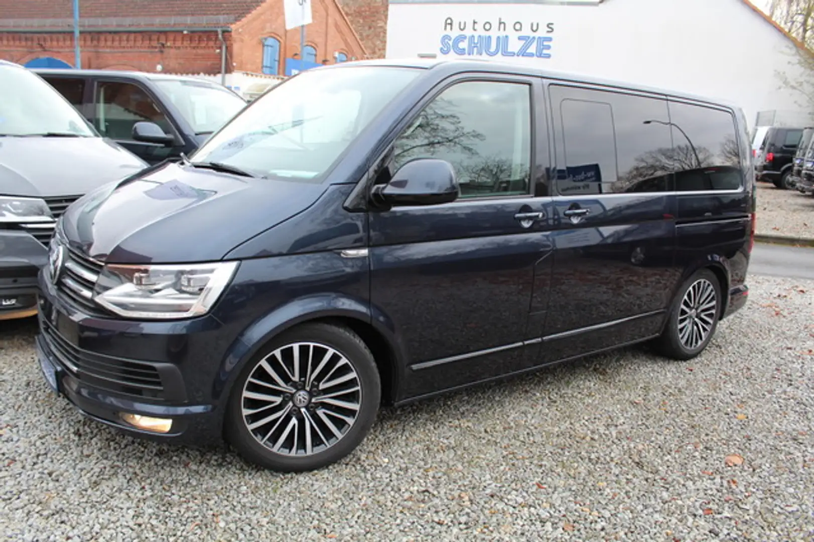 Volkswagen T6 Multivan Highline 150PS DSG LED AHK Extras! Blauw - 1