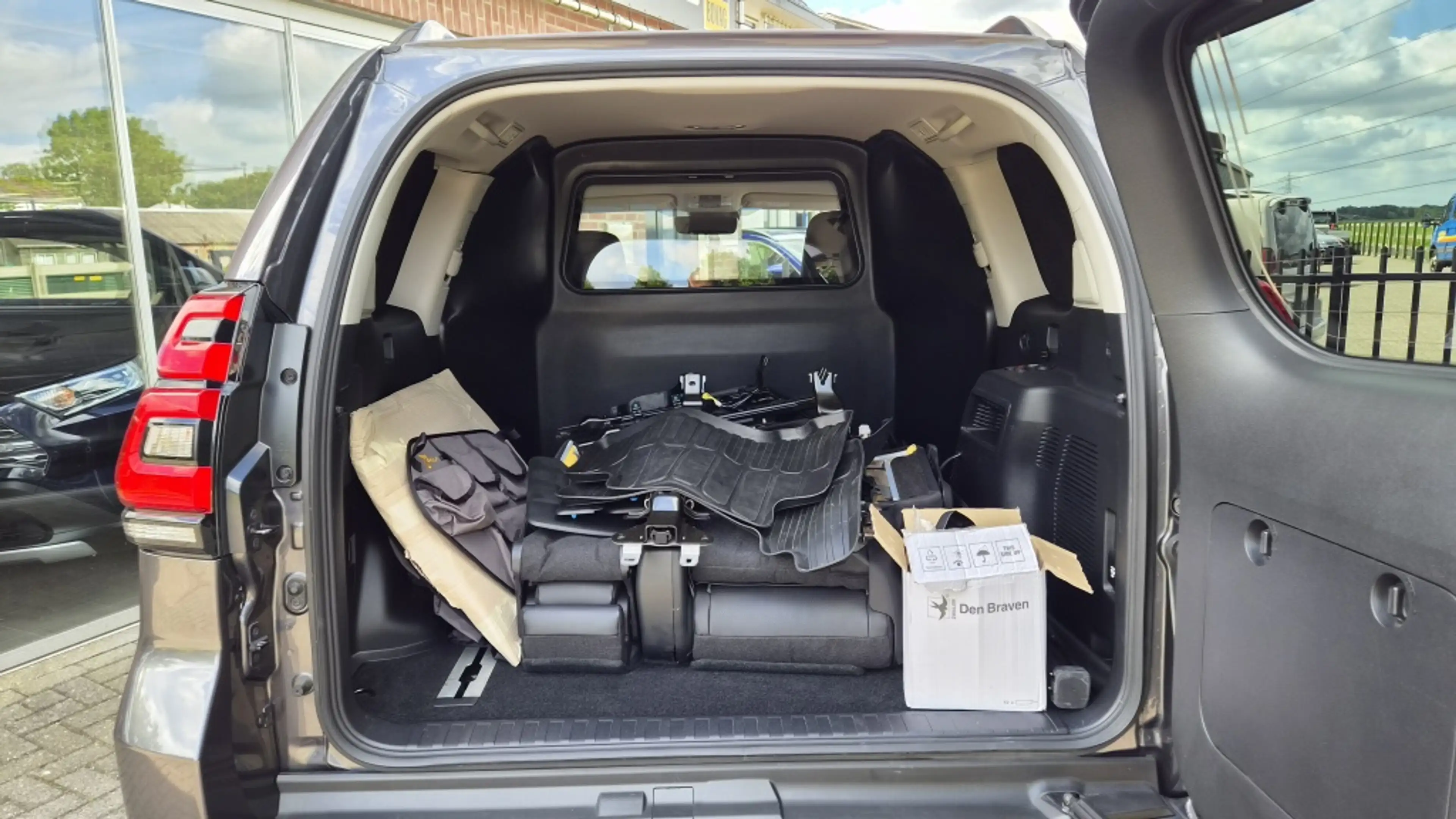 Toyota Land Cruiser 2.8 D-4D Professional Van, Off-Road Pakket, Leder, — photo 25