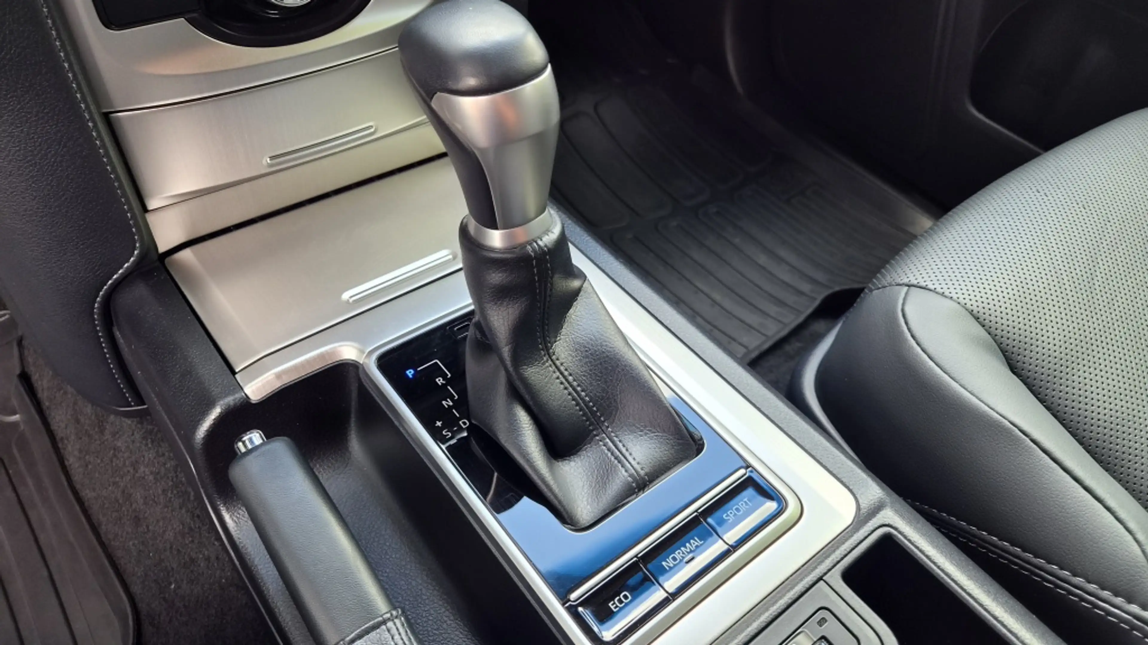 Toyota Land Cruiser 2.8 D-4D Professional Van, Off-Road Pakket, Leder, — photo 31