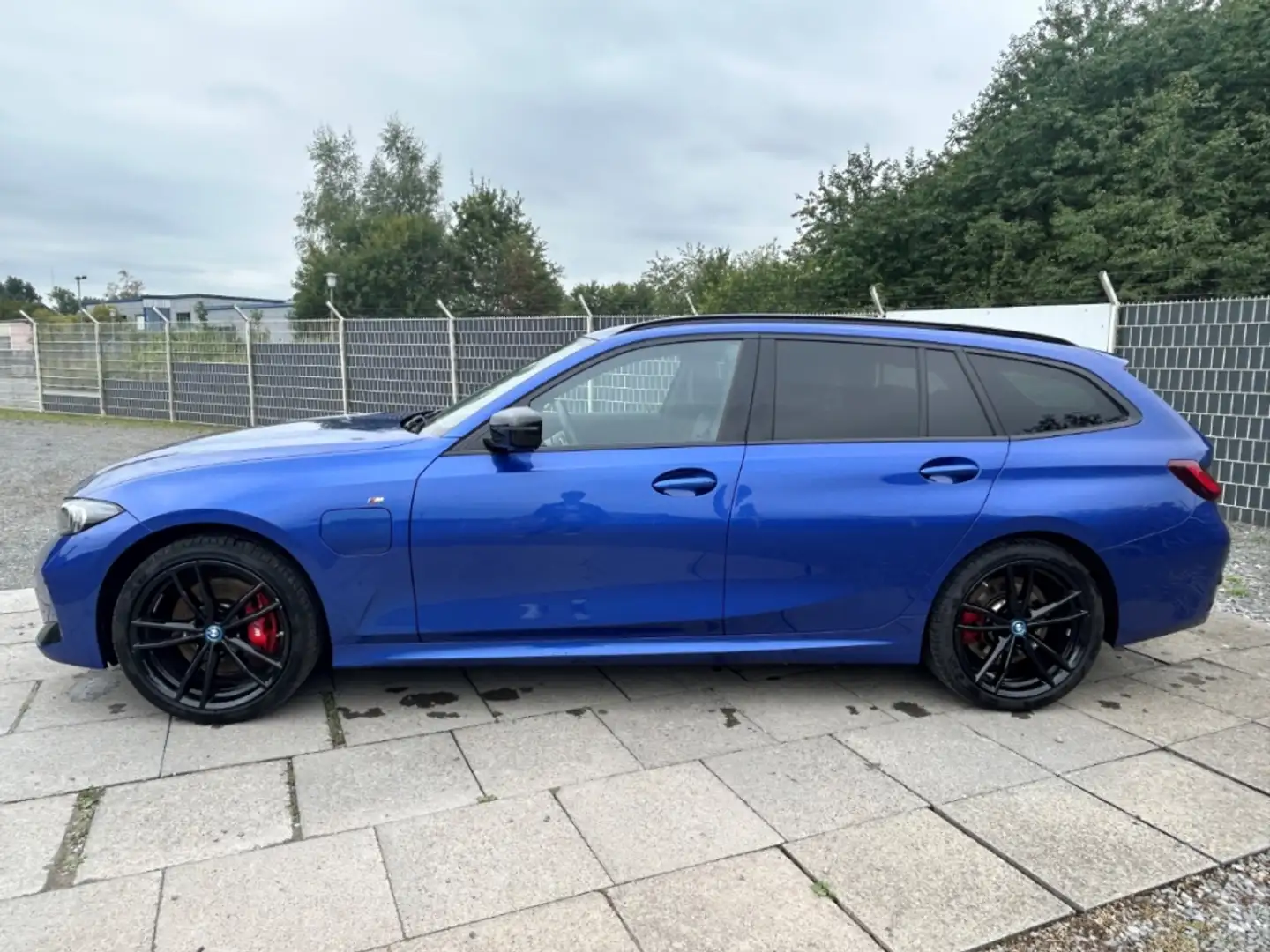 BMW 330 e xDrive Touring M Sport Pro Head-Up eSitze Blau - 2