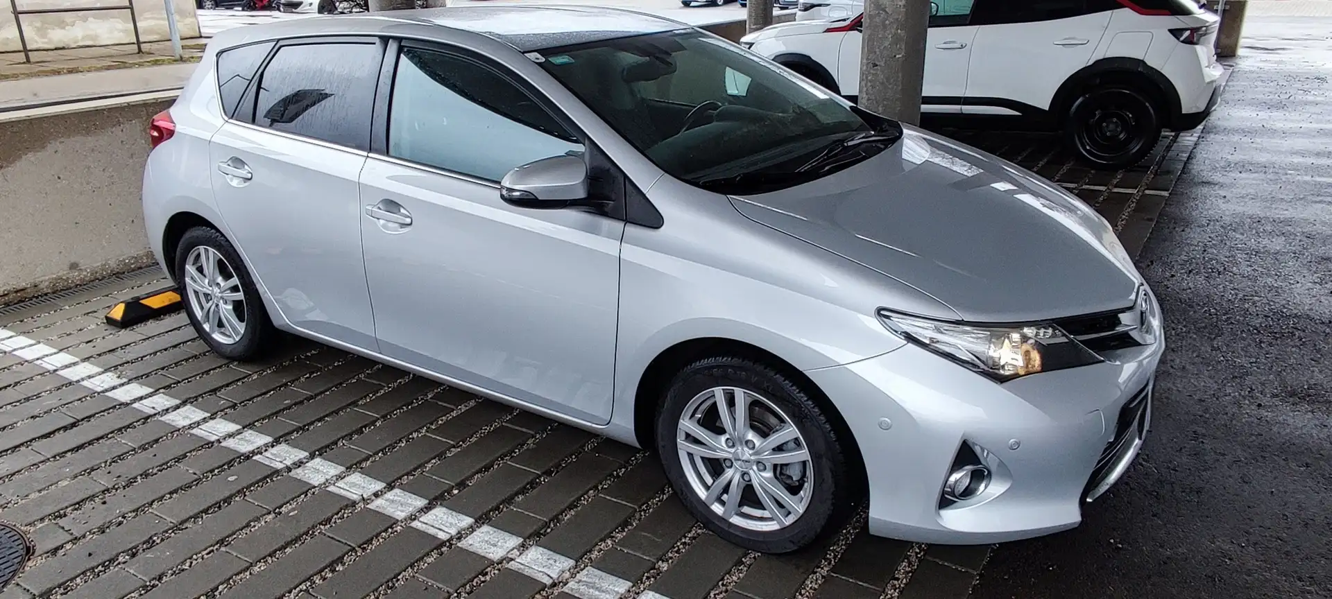 Toyota Auris Auris 1,33 dVVT-i Lounge Lounge Grau - 1