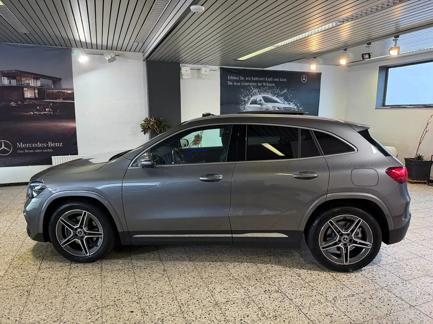 Mercedes-Benz GLA 220 4M AMG Line NAVI/LED/PSD/TW/PTS/DISTR/SHZ/SPUR/360 Grau - 1