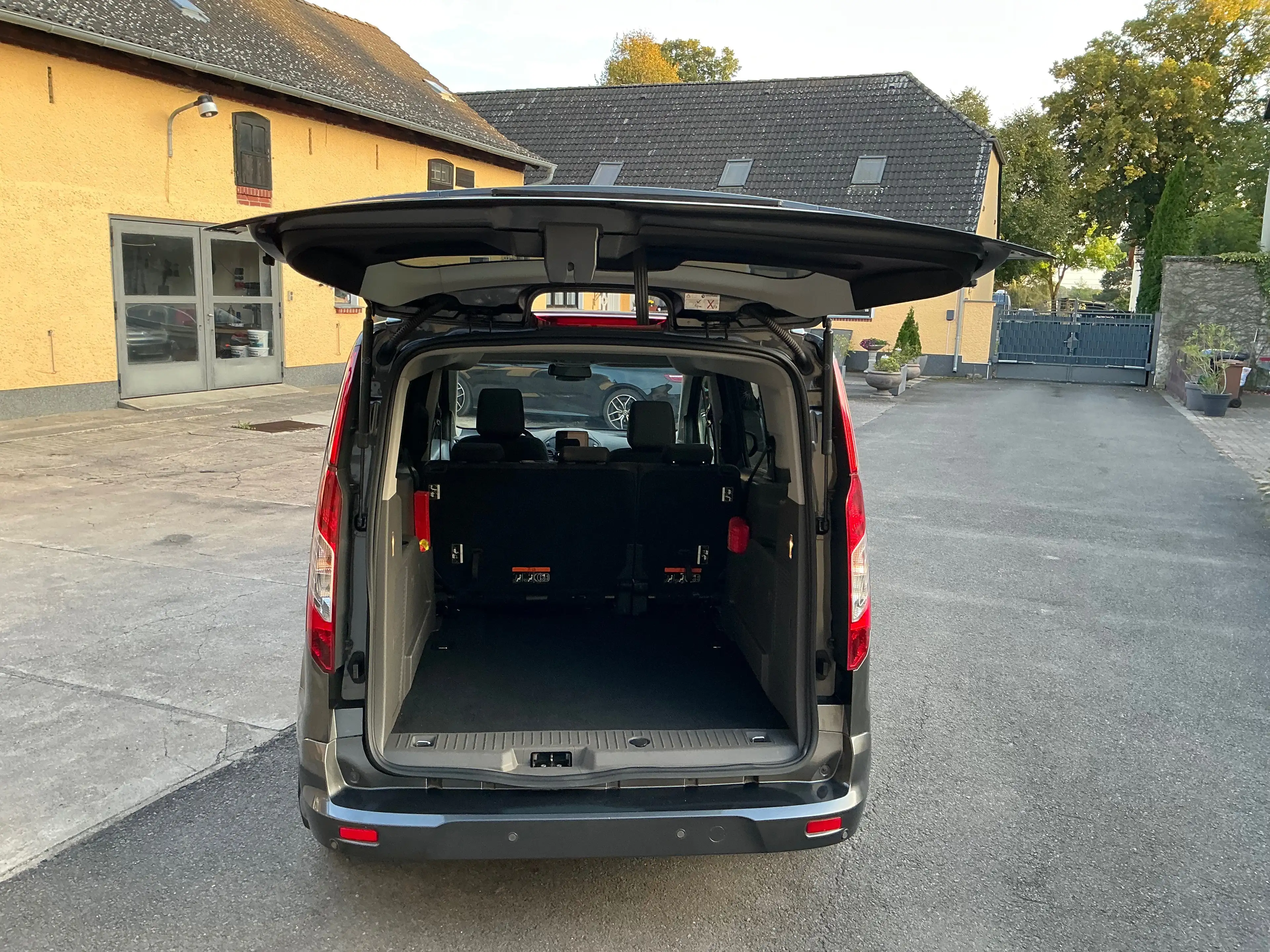 Ford Tourneo Connect Titanium — photo 10