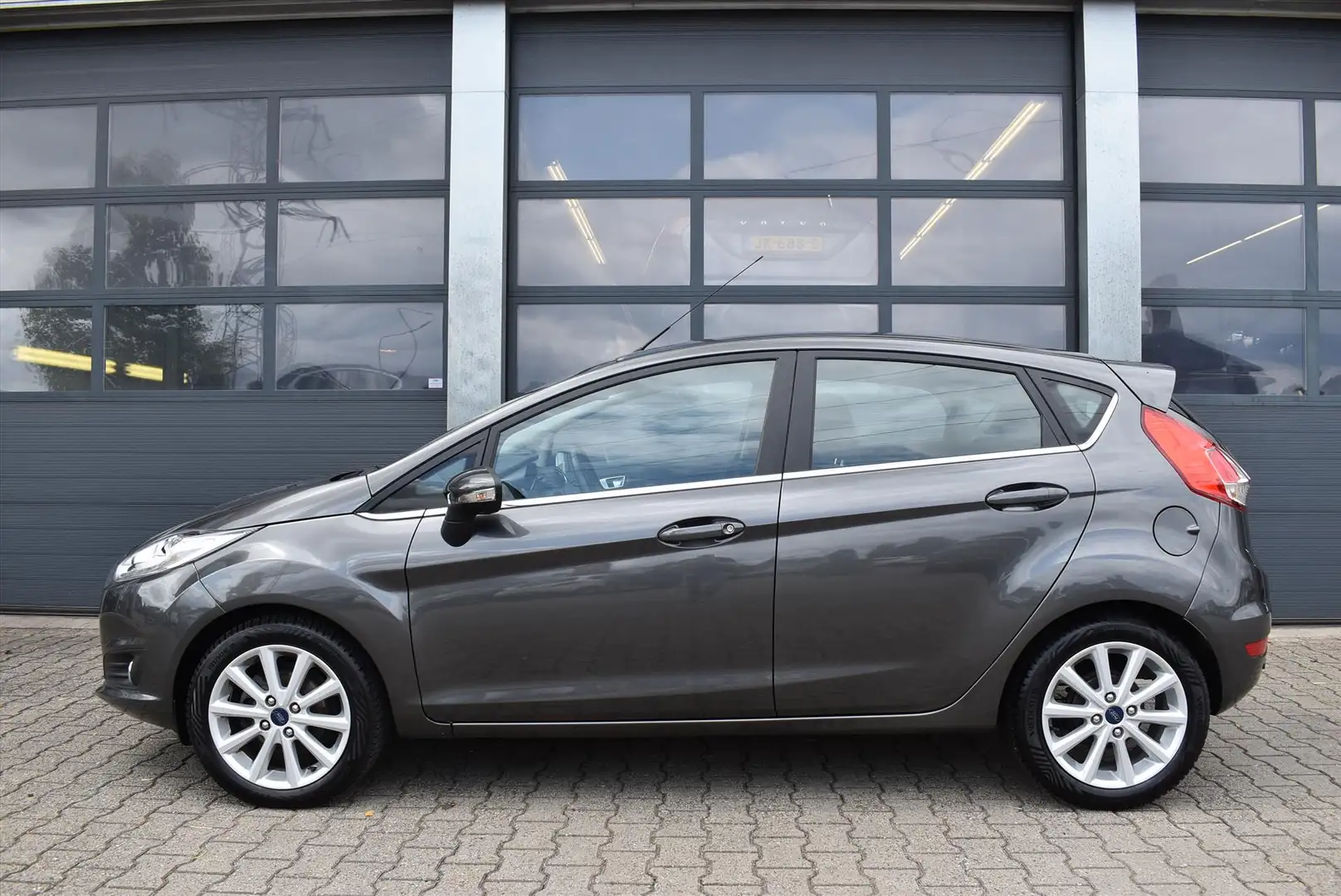 Ford Fiesta 1.0 EcoBoost 100pk 5-drs Titanium Grijs - 2