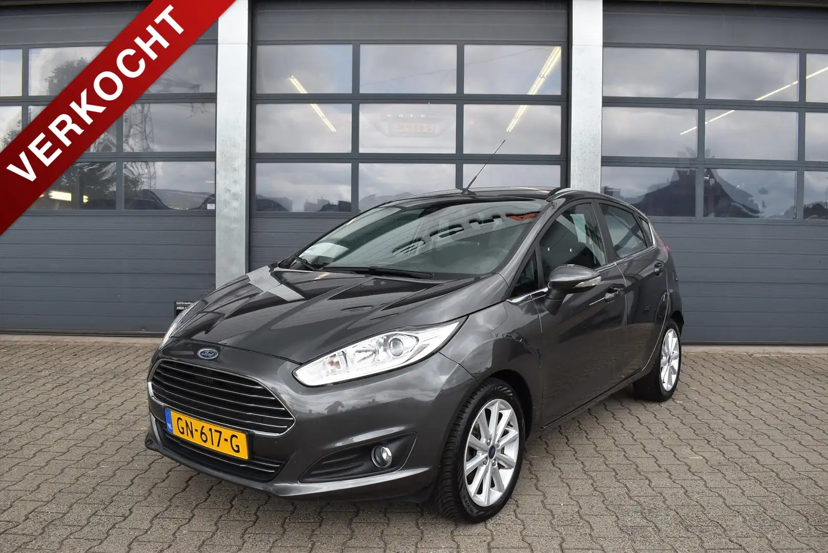 Ford Fiesta 1.0 EcoBoost 100pk 5-drs Titanium Grijs - 1