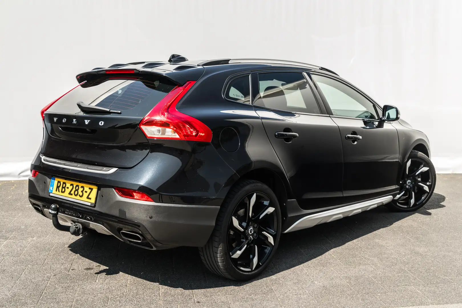 Volvo V40 Cross Country 2.0 D3 150 Pk Nordic+ I Panoramadak I Leder I Trek Zwart - 2