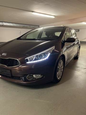 Imagine Kia Ceed / cee'd 1.6 CRDi /Top Austattung/TÜV Neu/2 Hand