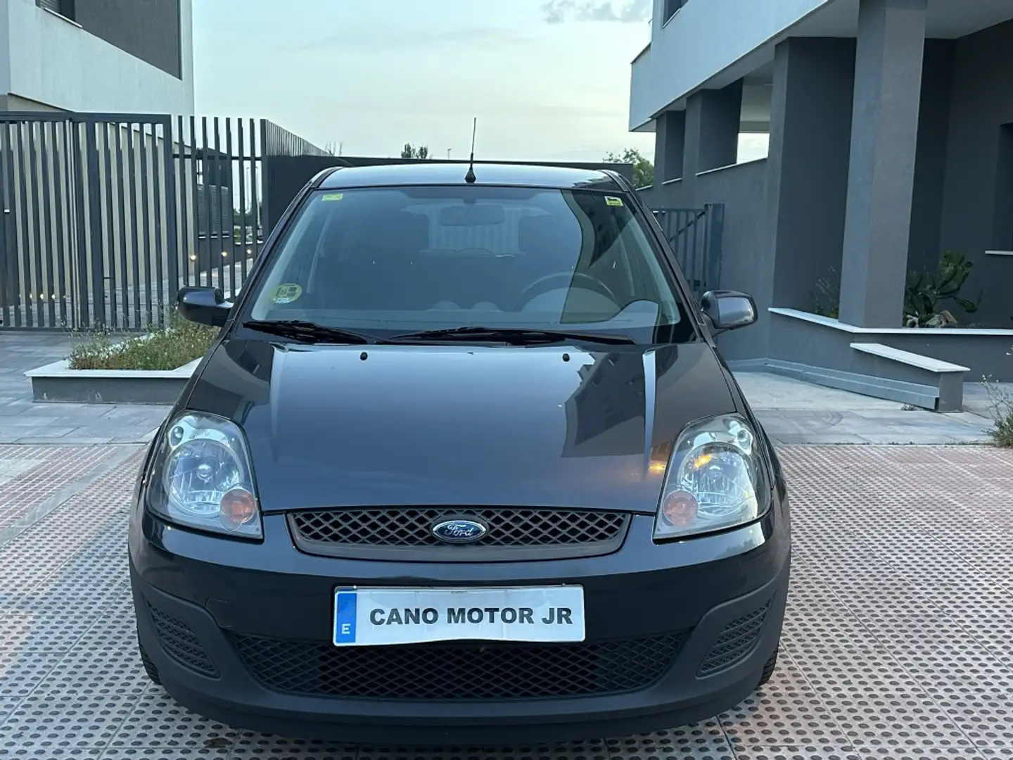 Ford Fiesta 1.40TDCi Ambiente Gris - 2