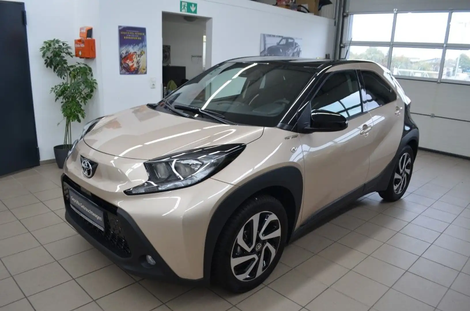 Toyota Aygo X 1.0 Automatik Team D*ALLWETTER*AHK f. FAHRRADTRÄGE Beige - 2