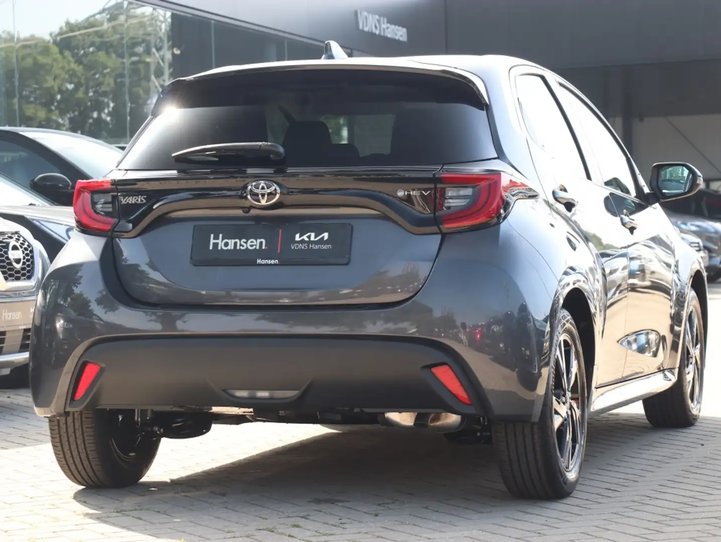 Toyota Yaris 1.5 Hybrid 115 Dynamic I Direct leverbaar I Keyles Gris - 2