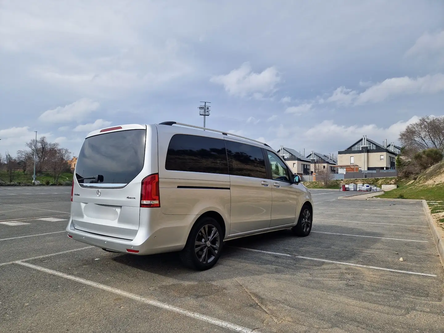 Mercedes-Benz V 250 250BT Largo 4MATIC Edition 1 7G Tronic Gris - 2