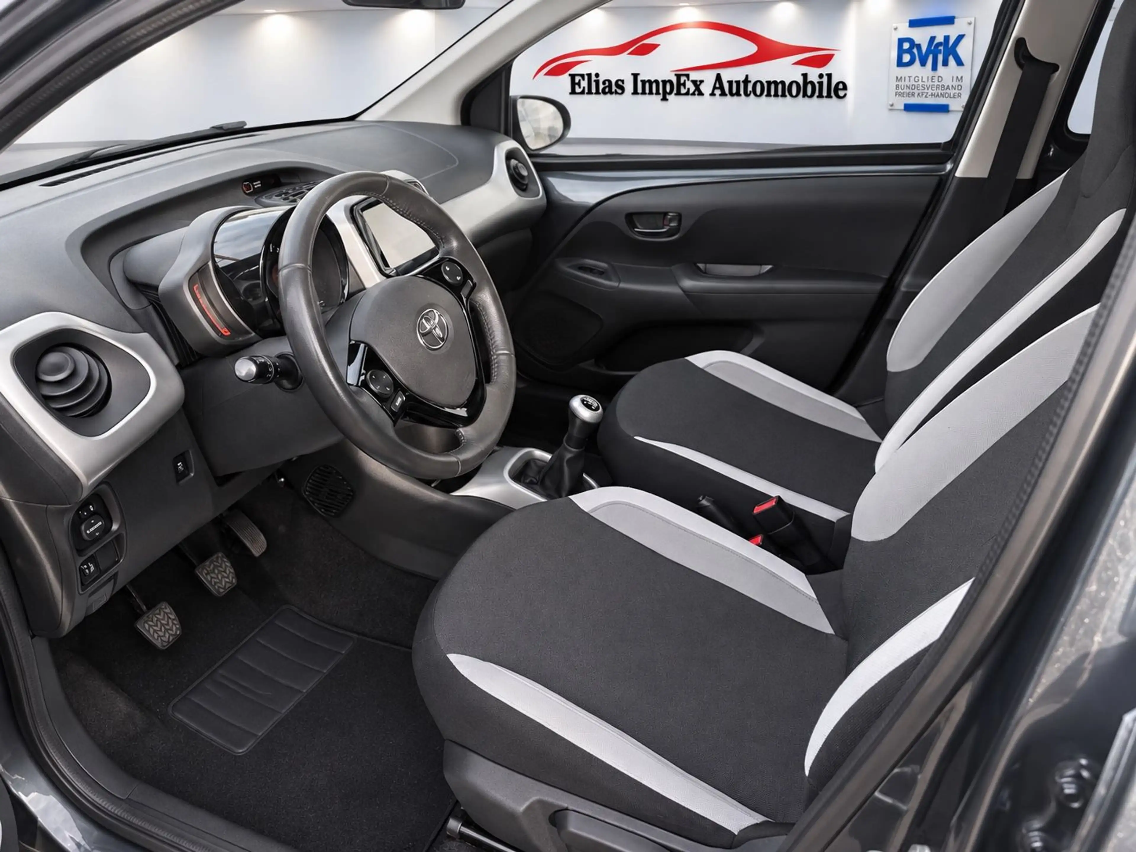 Toyota Aygo AYGO x-play touch — photo 12