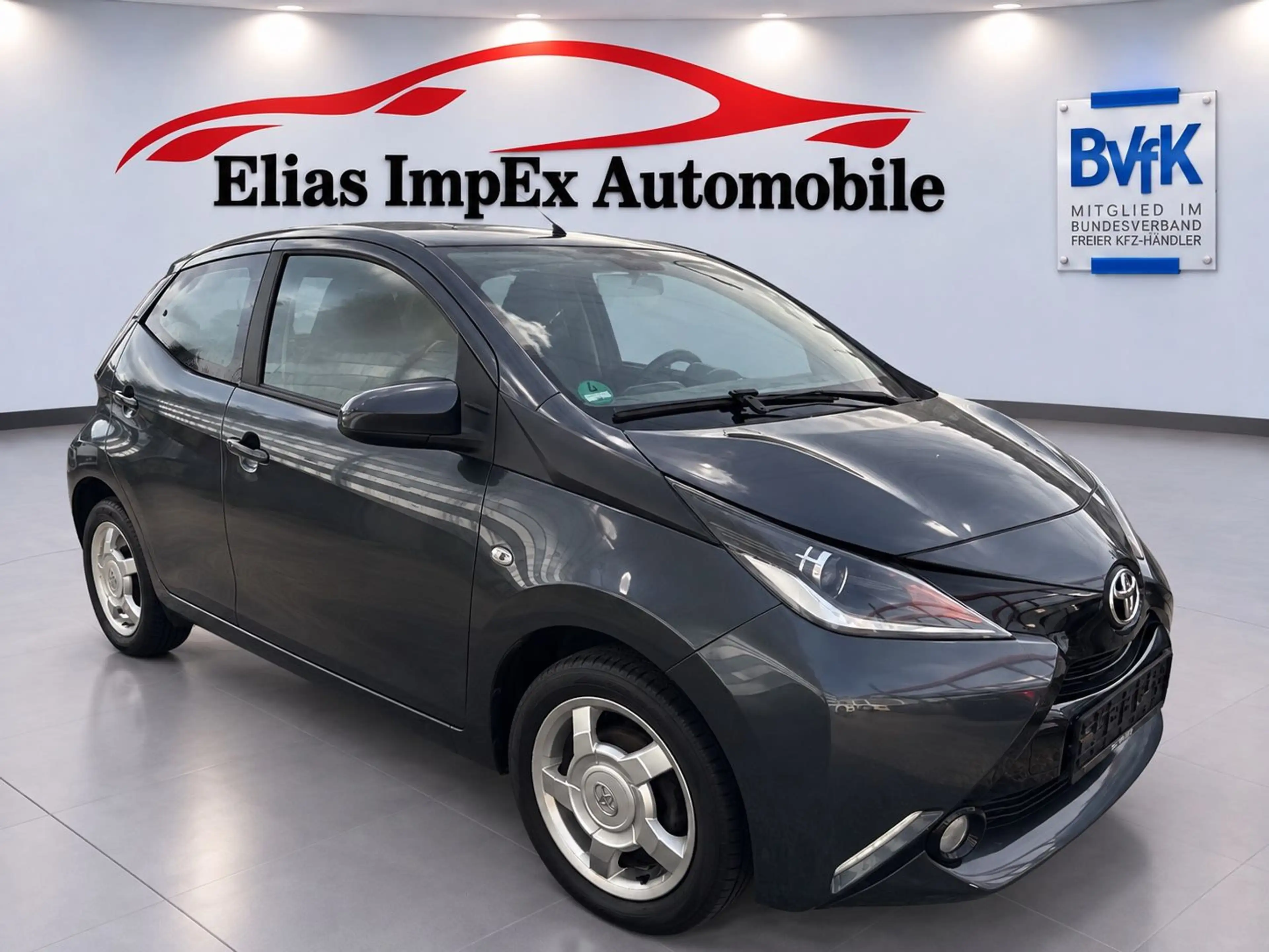 Toyota Aygo AYGO x-play touch — photo 8