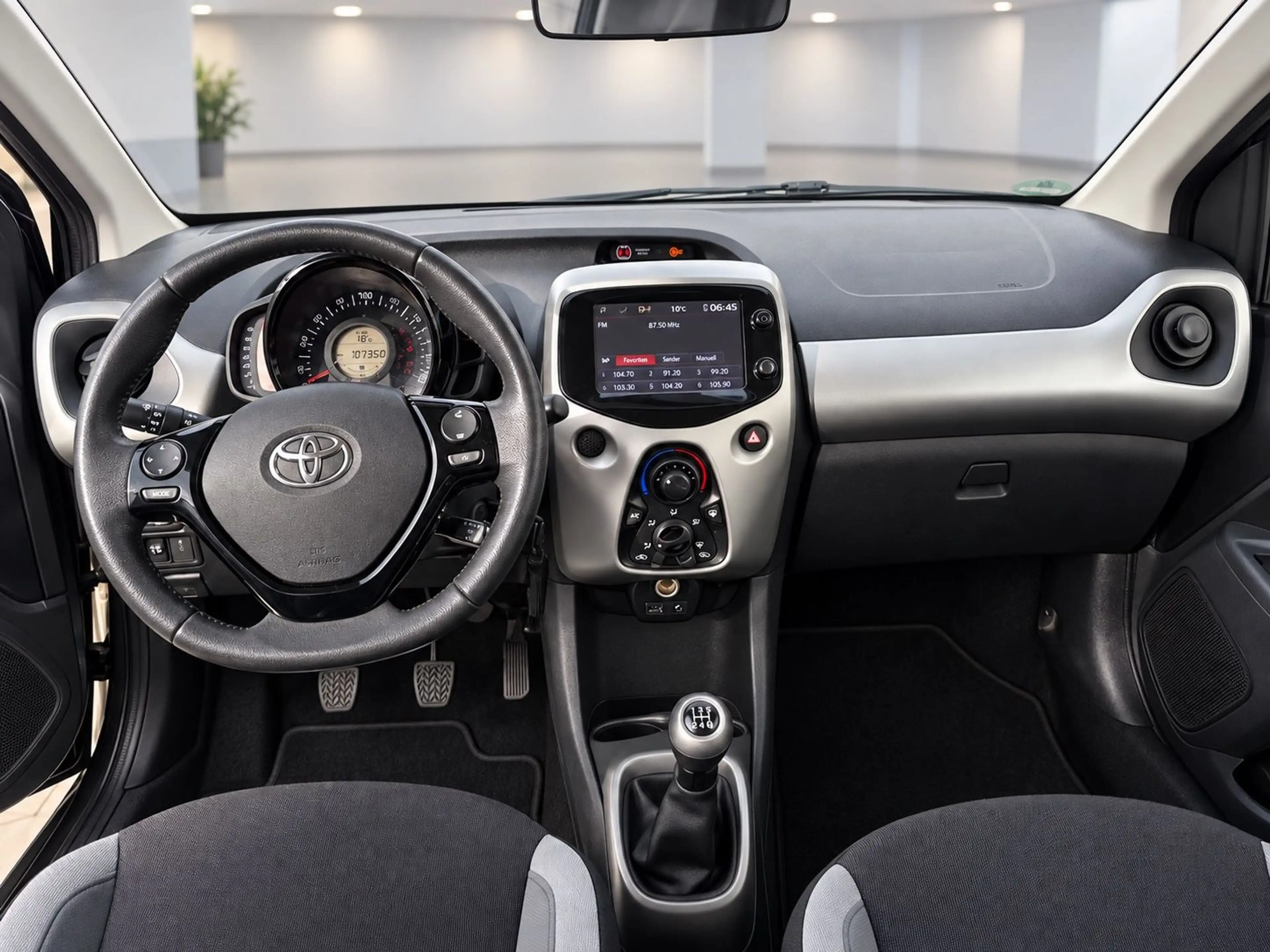 Toyota Aygo AYGO x-play touch — photo 10