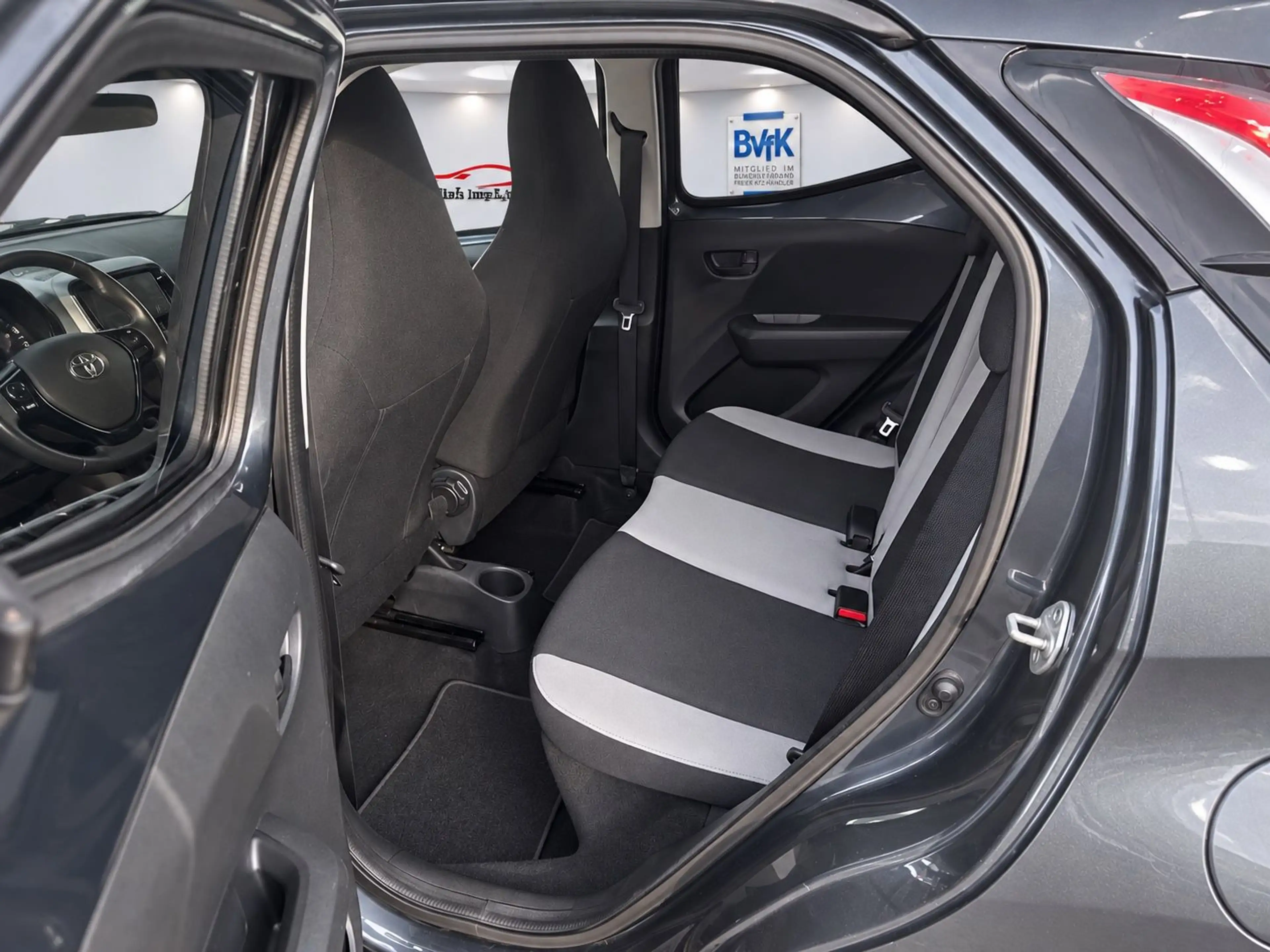 Toyota Aygo AYGO x-play touch — photo 11