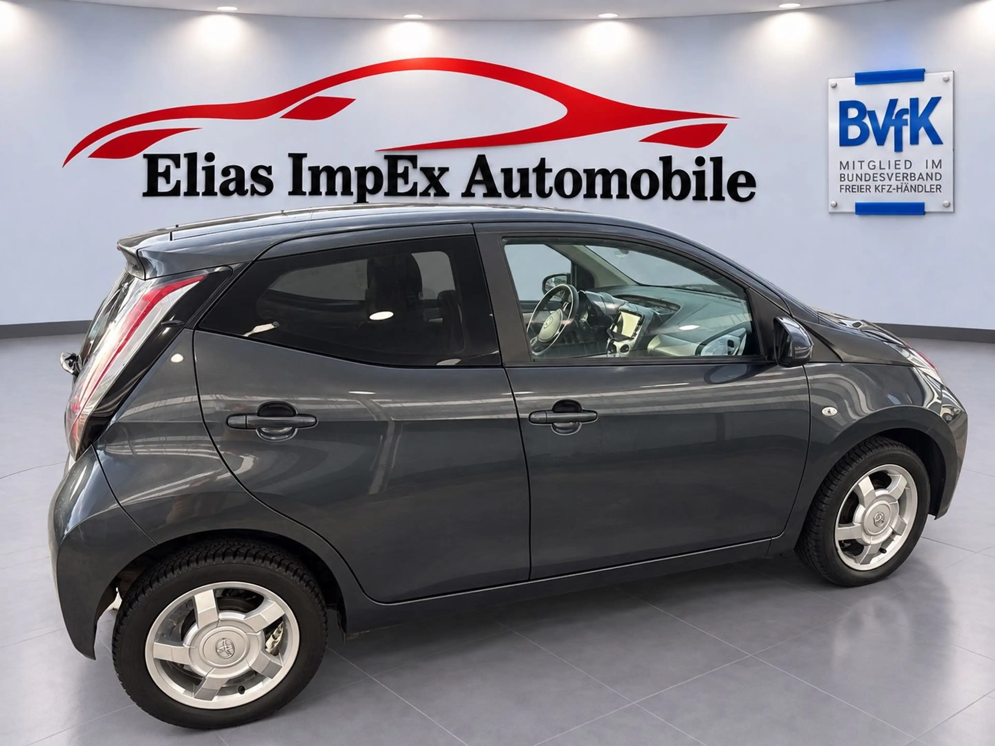 Toyota Aygo AYGO x-play touch — photo 7