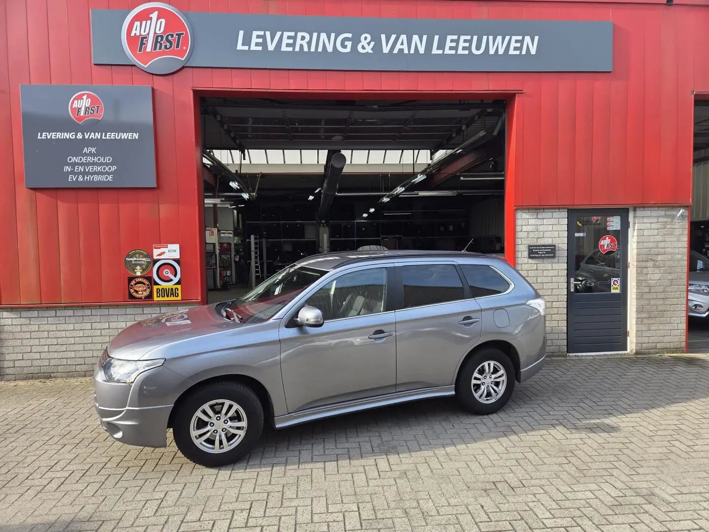 Mitsubishi Outlander 2.0 Intense LM velgen/ Airco/ Trekhaak/ Rijklaarpr Grijs - 1