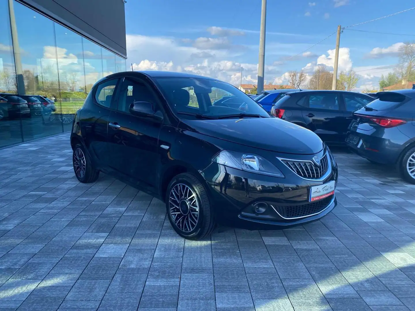 Lancia Ypsilon 1.0 HYBRID 70cv Platino - 5 POSTI Nero - 2