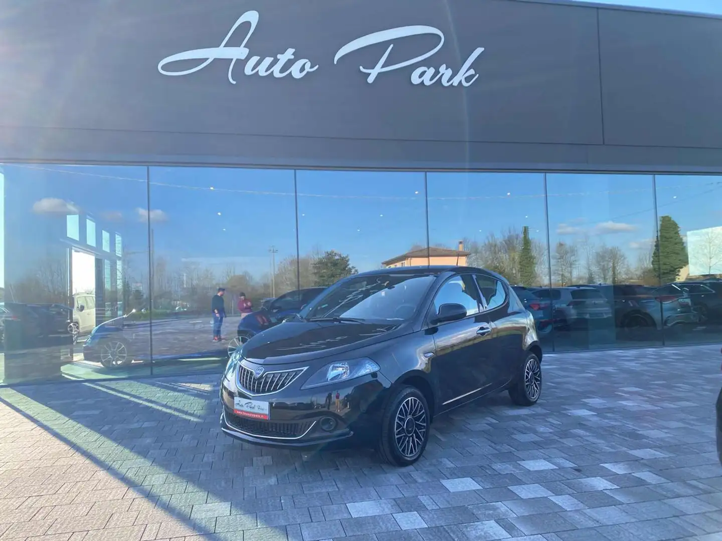 Lancia Ypsilon 1.0 HYBRID 70cv Platino - 5 POSTI Nero - 1