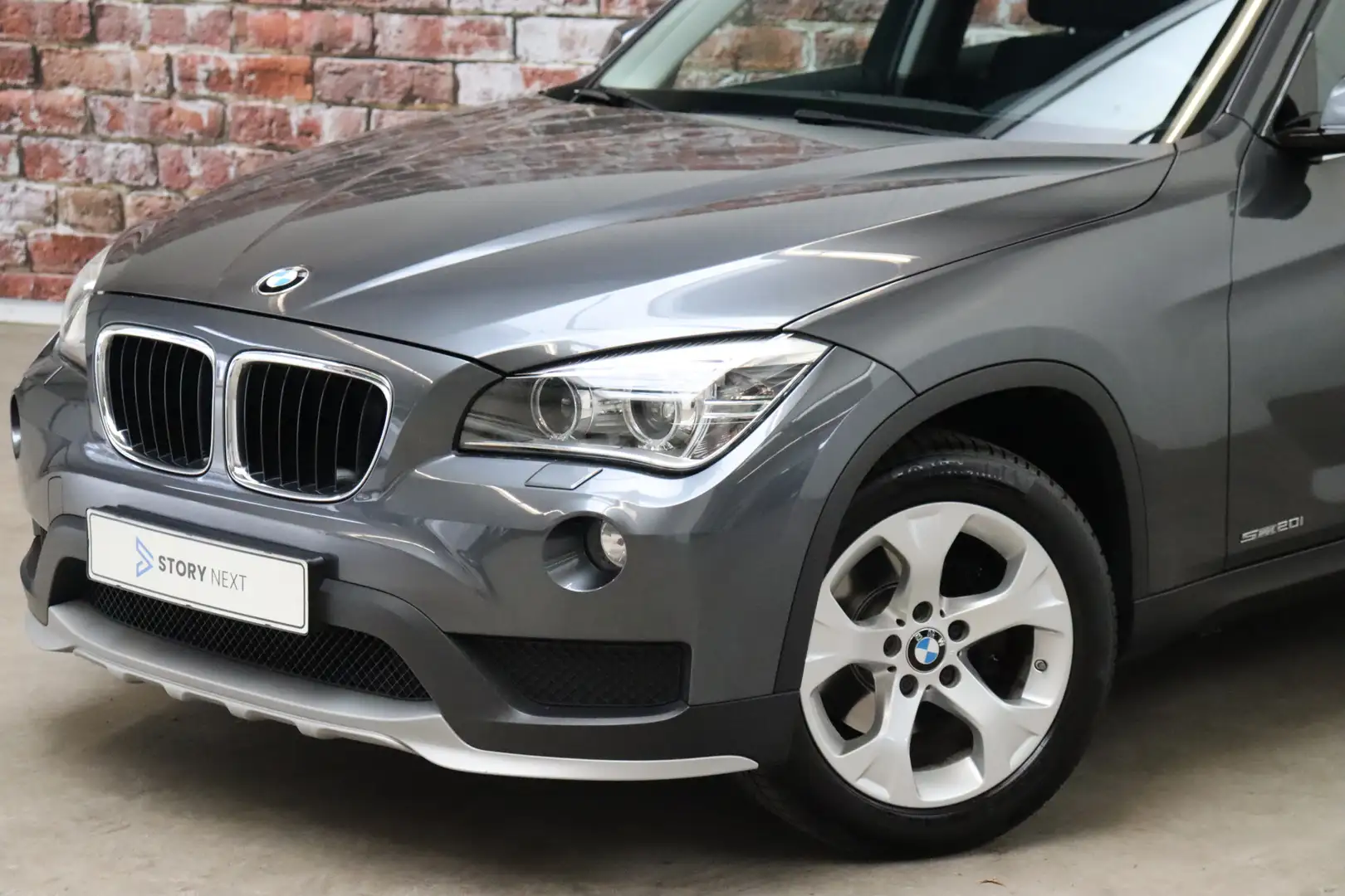 BMW X1 sDrive20i Executive Automaat / Cruise Control / Xe Grijs - 2