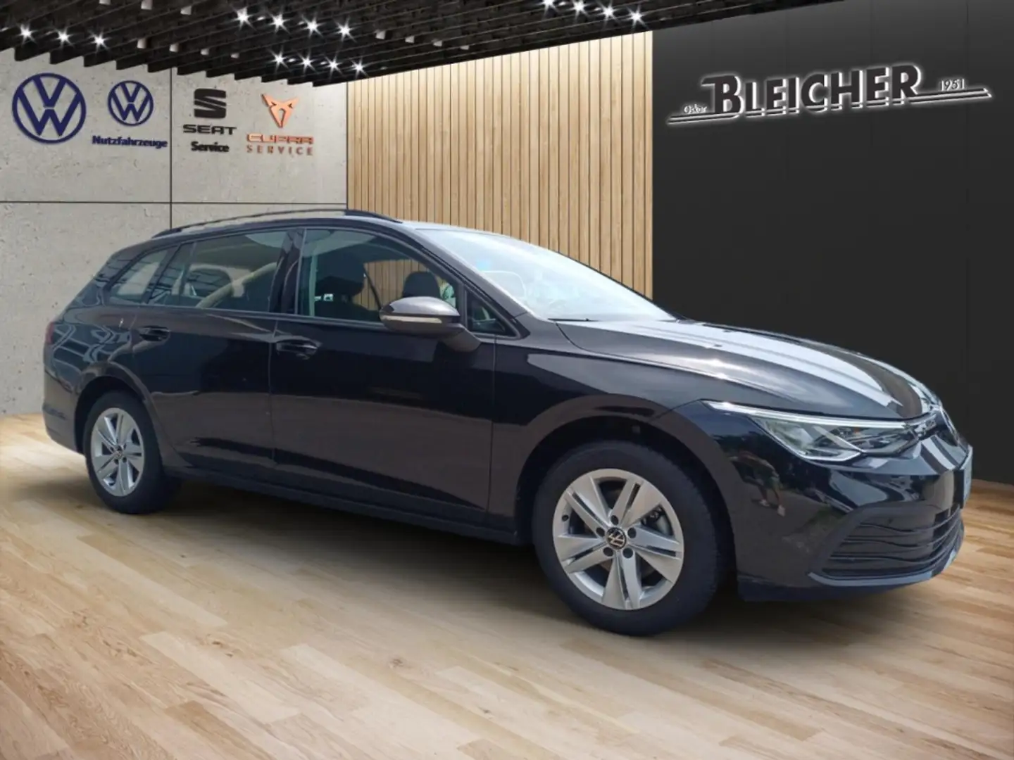 Volkswagen Golf VIII Variant 1.5 eTSI Life Navi + AHK + ACC Zwart - 2