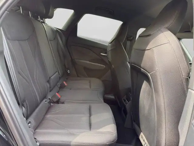 Audi Q3 view 8