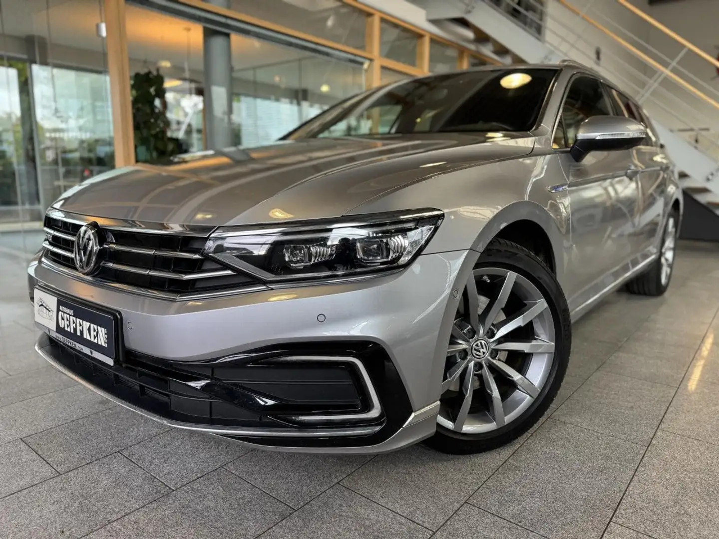 Volkswagen Passat Variant 1.4 TSI Plug-In-Hybrid GTE Navi LED Zilver - 1