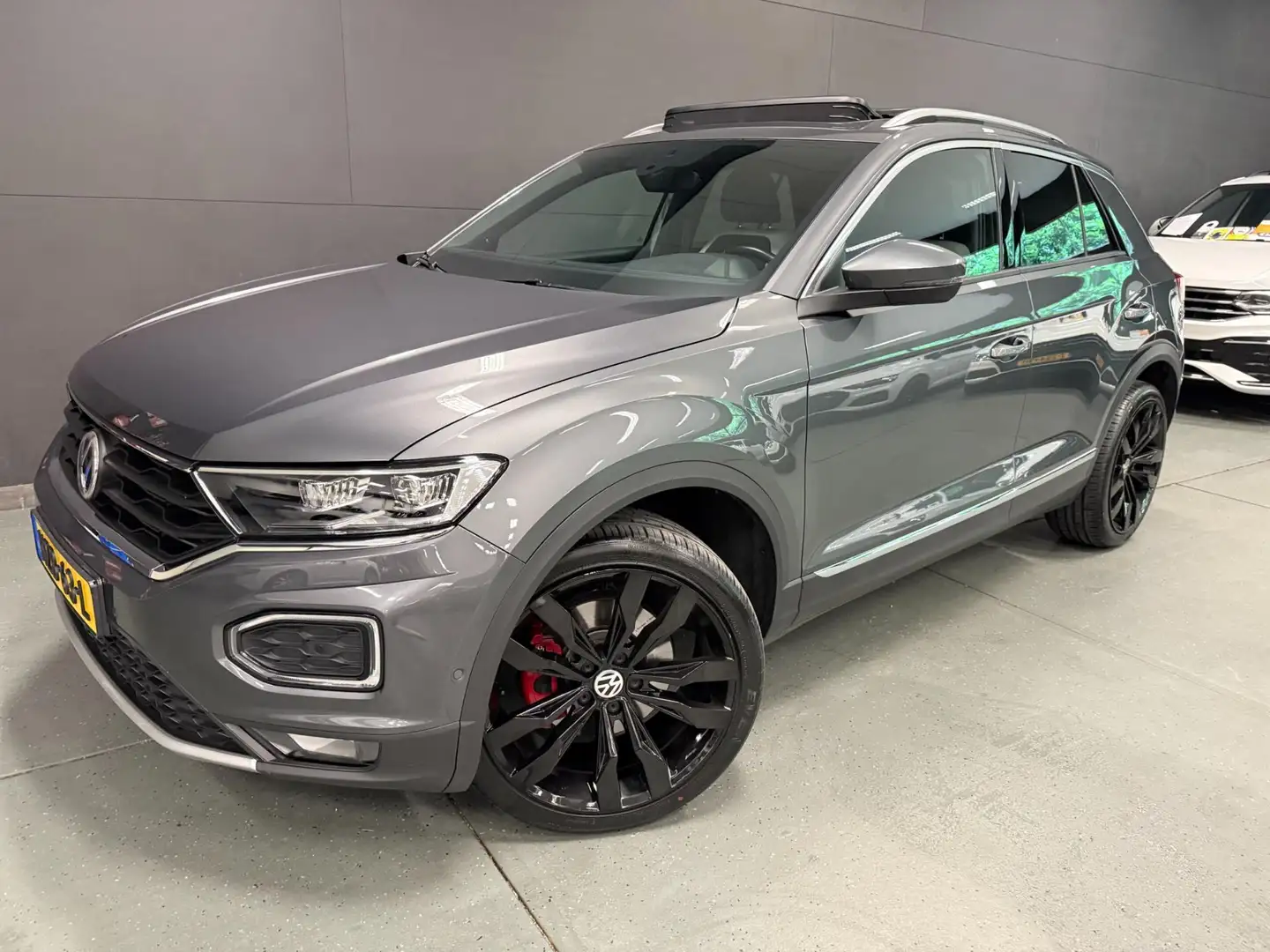 Volkswagen T-Roc 2.0 TSI 4Motion Sport PANO/V-COCKPIT/LED/DAB/CARPL Grijs - 2