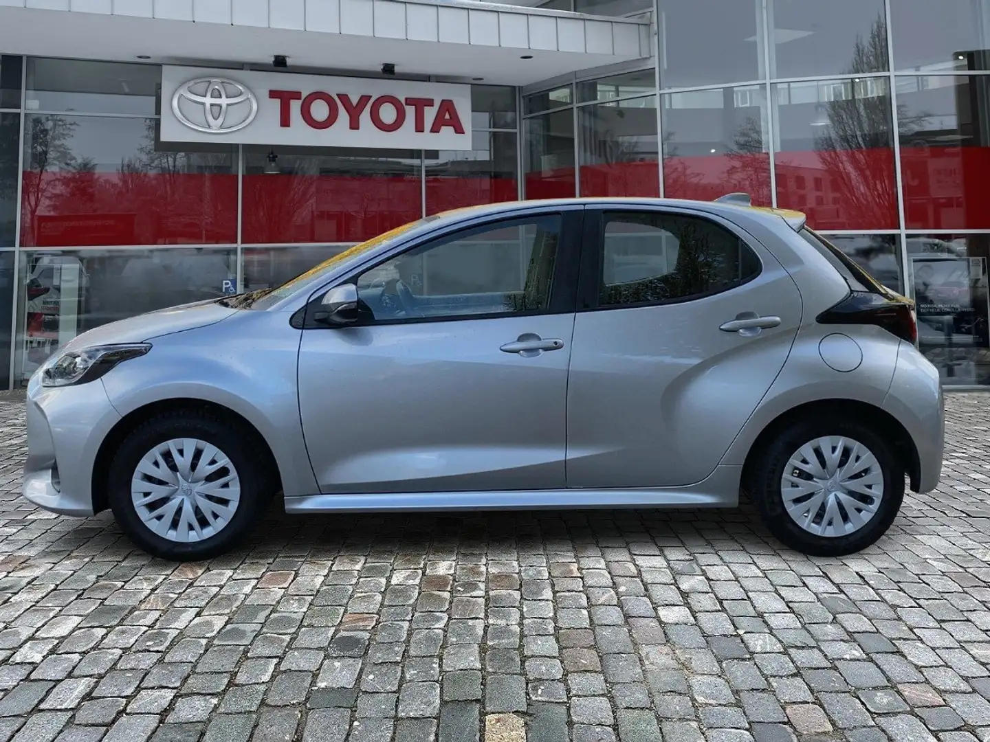 Toyota Yaris 1.5 Comfort wenig KM*Top Gepflegter GW Argent - 2
