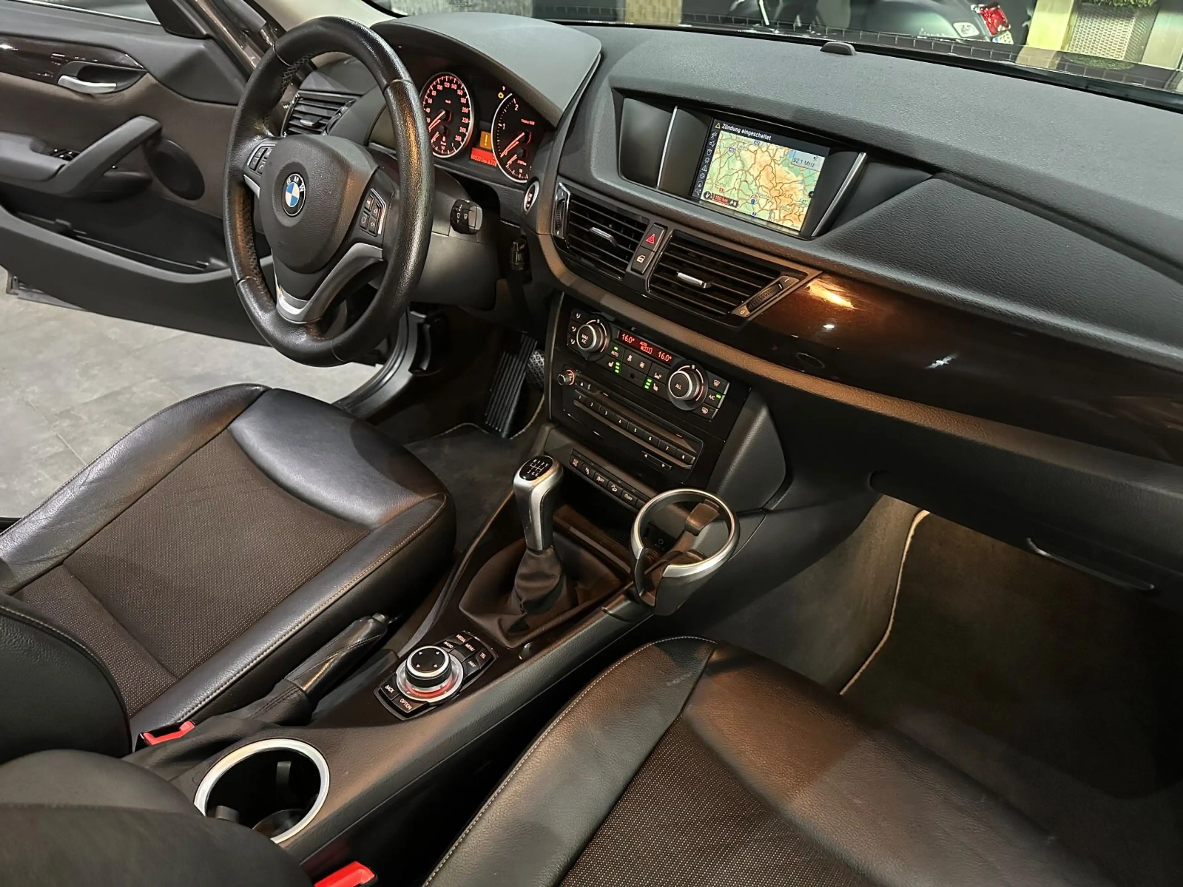 BMW X1 xDrive 18 d / PANORAMA / LEDER / XENON / NAVI — photo 11