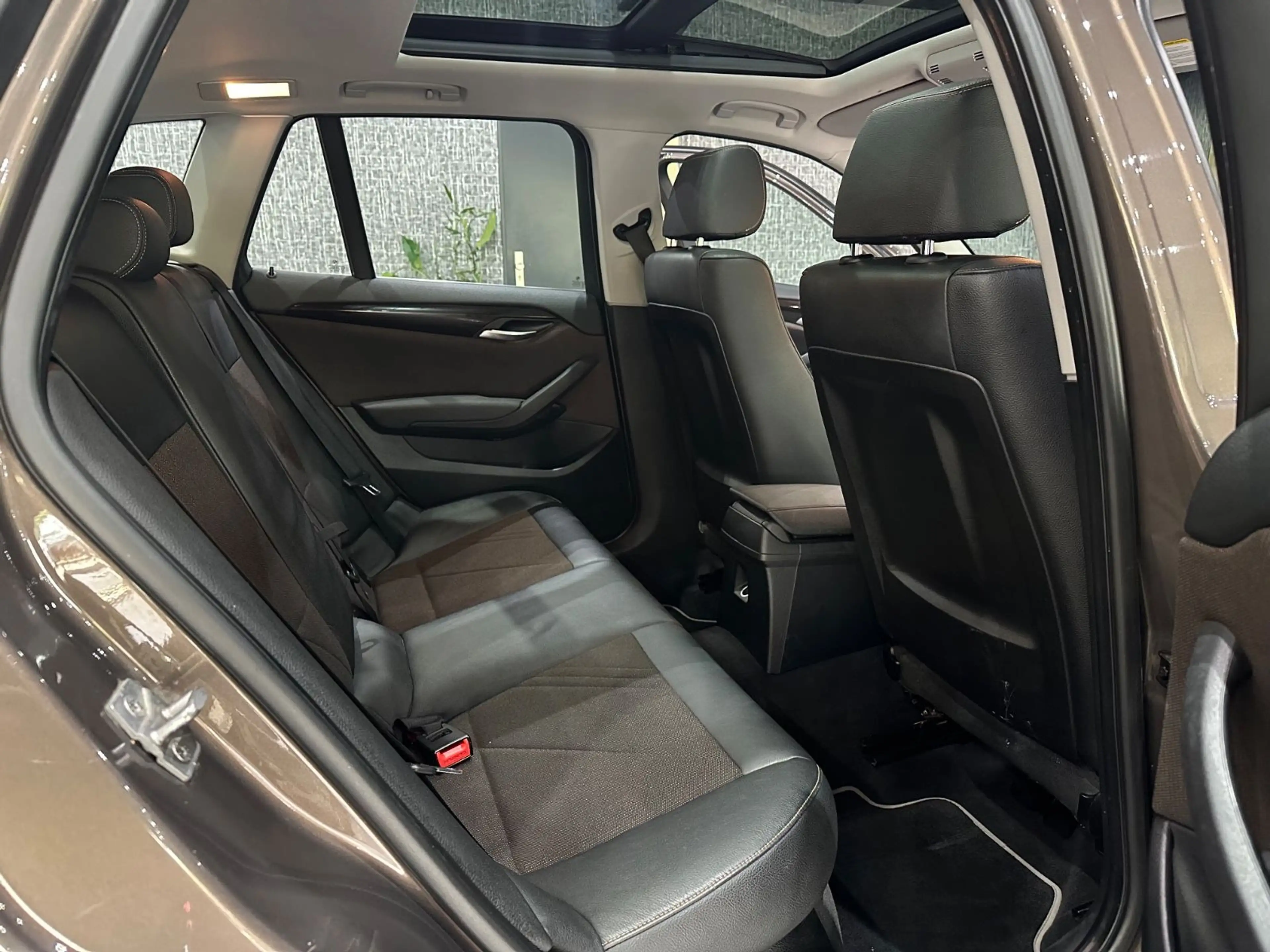 BMW X1 xDrive 18 d / PANORAMA / LEDER / XENON / NAVI — photo 9