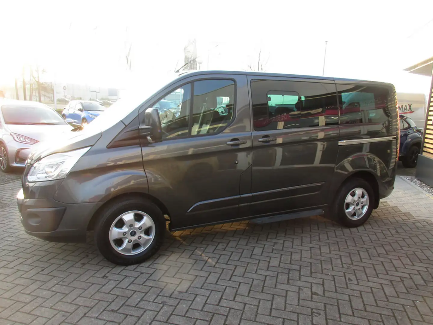 Ford Tourneo Custom 2.0 TDCi 310 L1 Titanium Grijs - 2