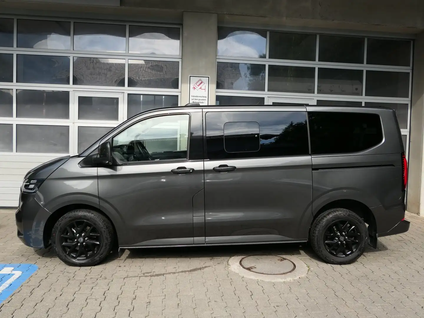 Volkswagen T7 Caravelle VW T7 Caravelle Style TDI 4MOTION Grau - 2