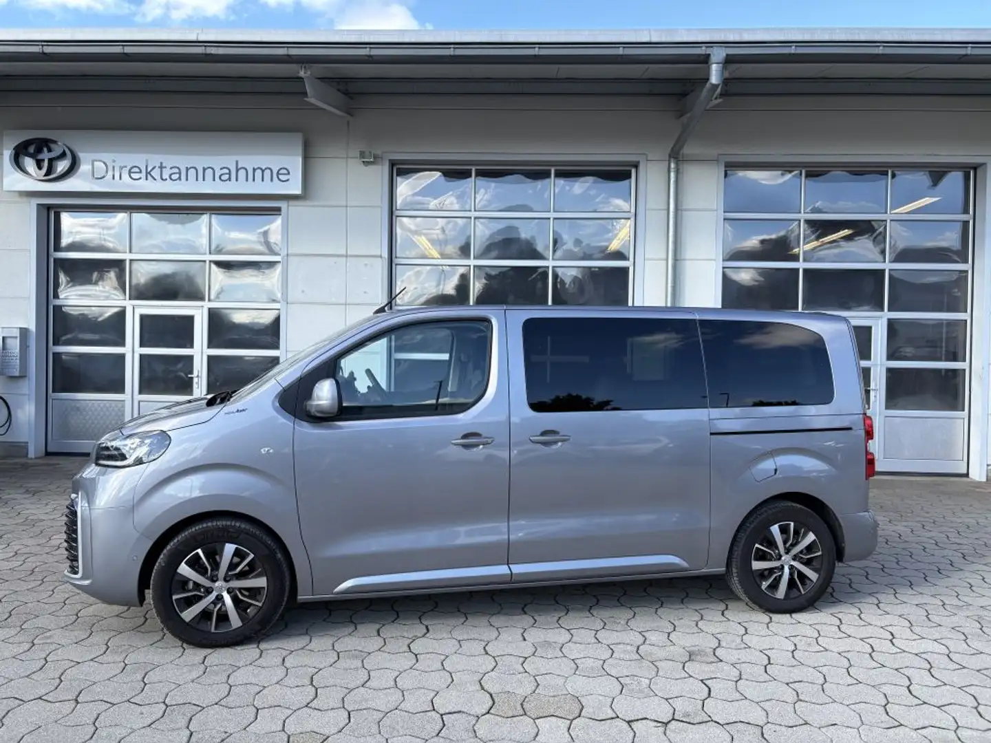 Toyota Proace 2,0 Automatik Verso *Team Deutschland* Silber - 2