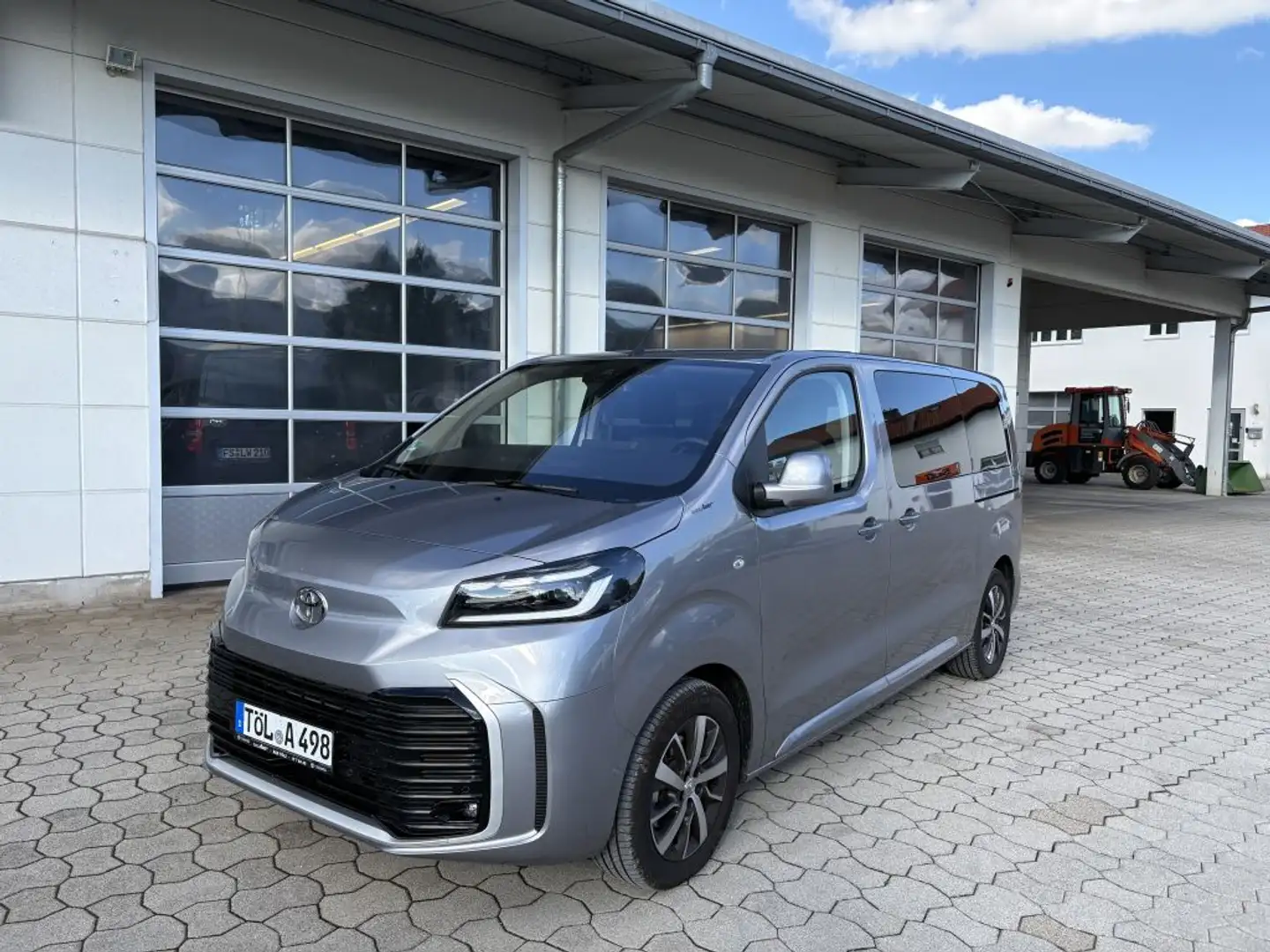 Toyota Proace 2,0 Automatik Verso *Team Deutschland* Silber - 1