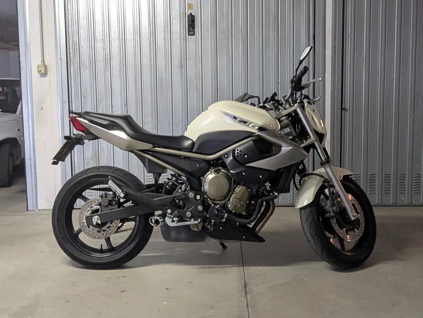 Yamaha XJ 6 White - 1