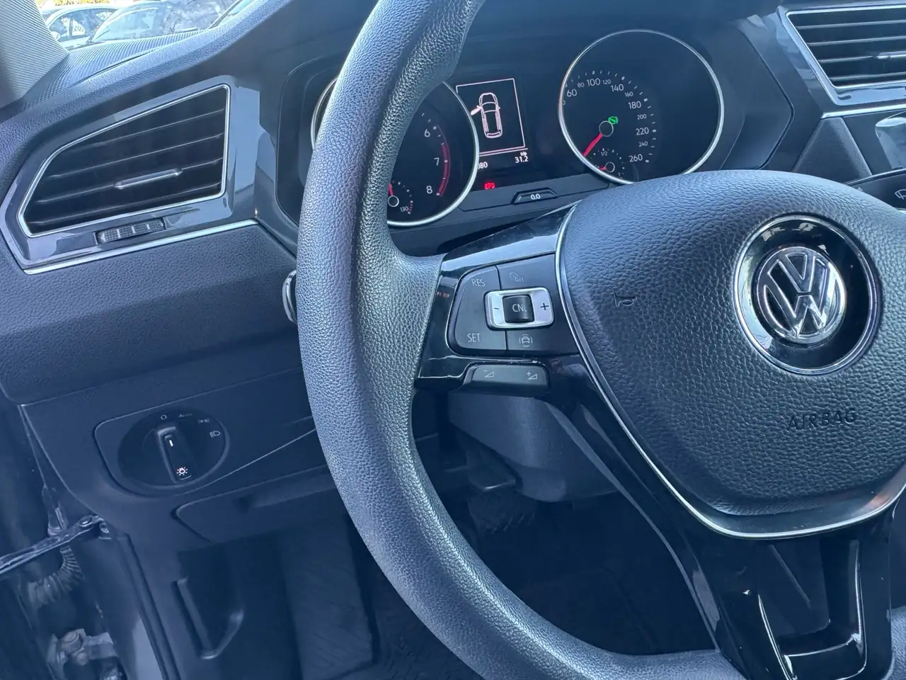 Volkswagen Tiguan снимка Volkswagen Tiguan