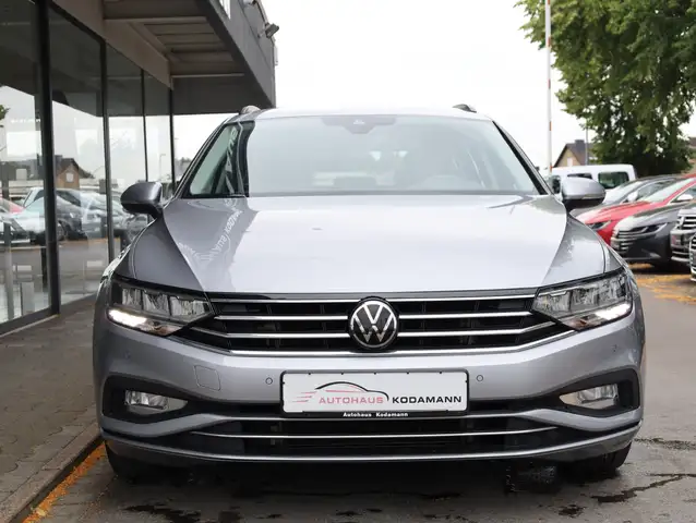 Volkswagen Passat view 4