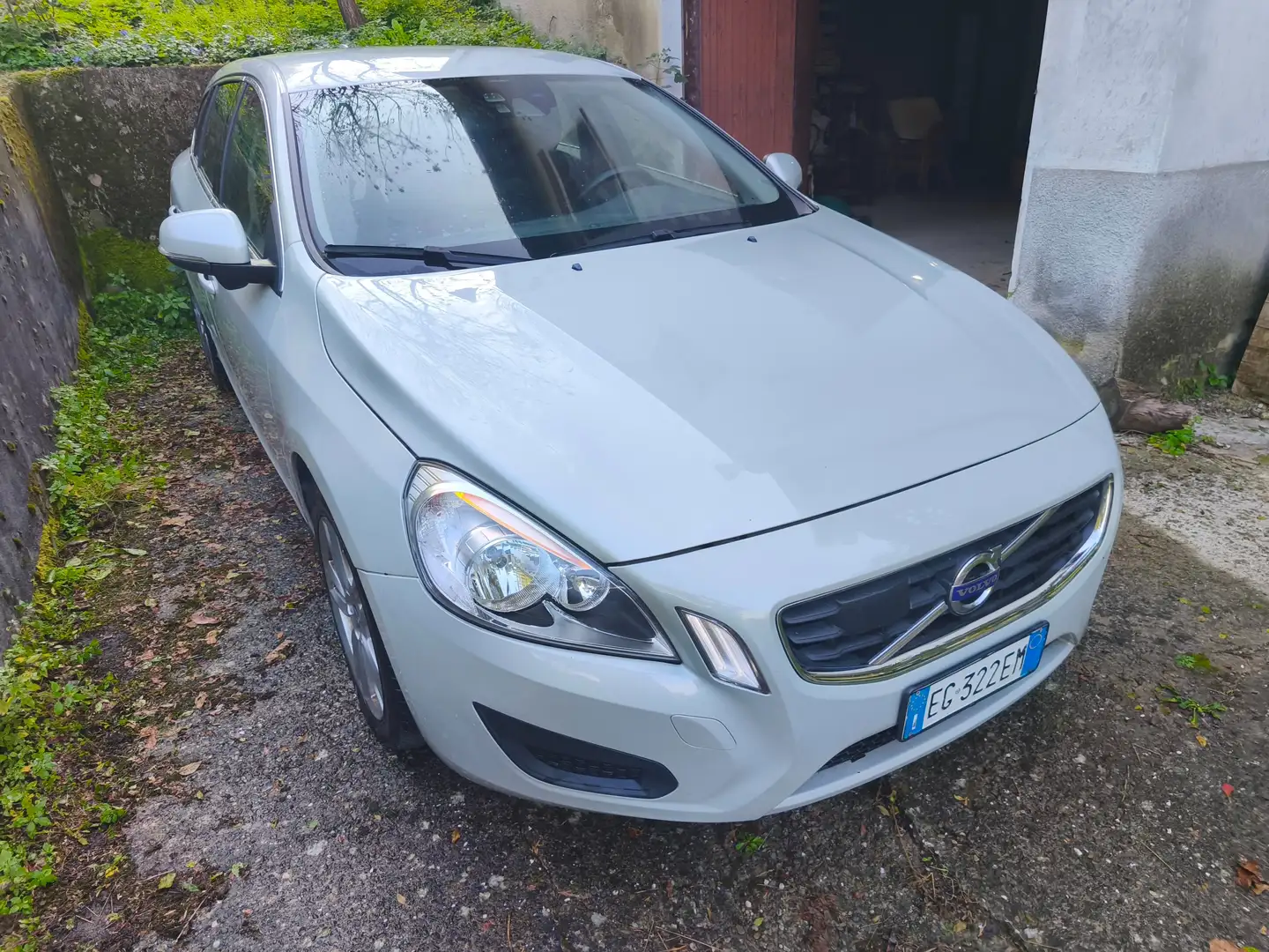 Volvo V60 V60 I 2010 2.0 d3 R-design geartronic Grijs - 1