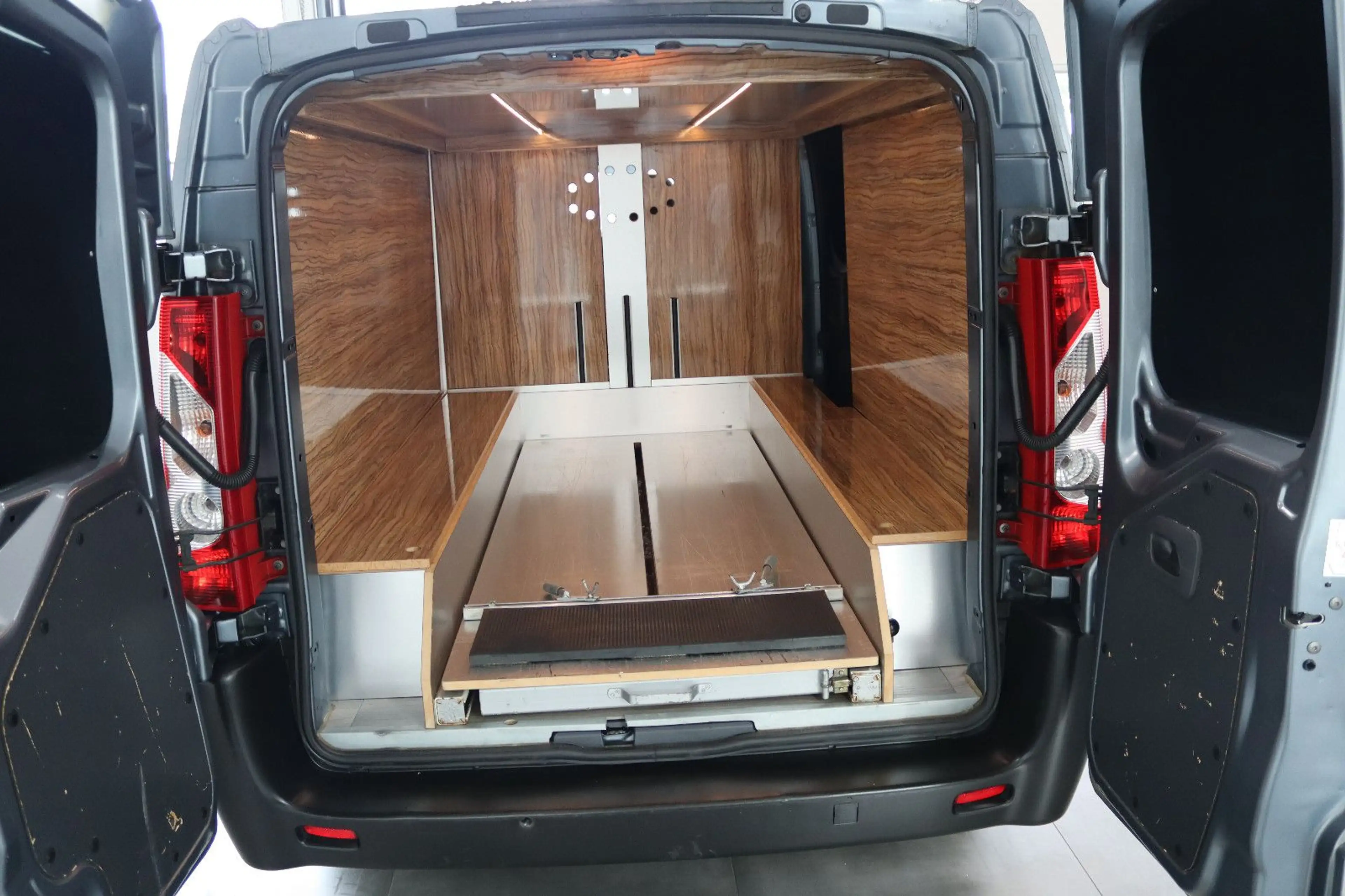 Peugeot Expert Bestattungswagen / Leichenwagen — photo 13