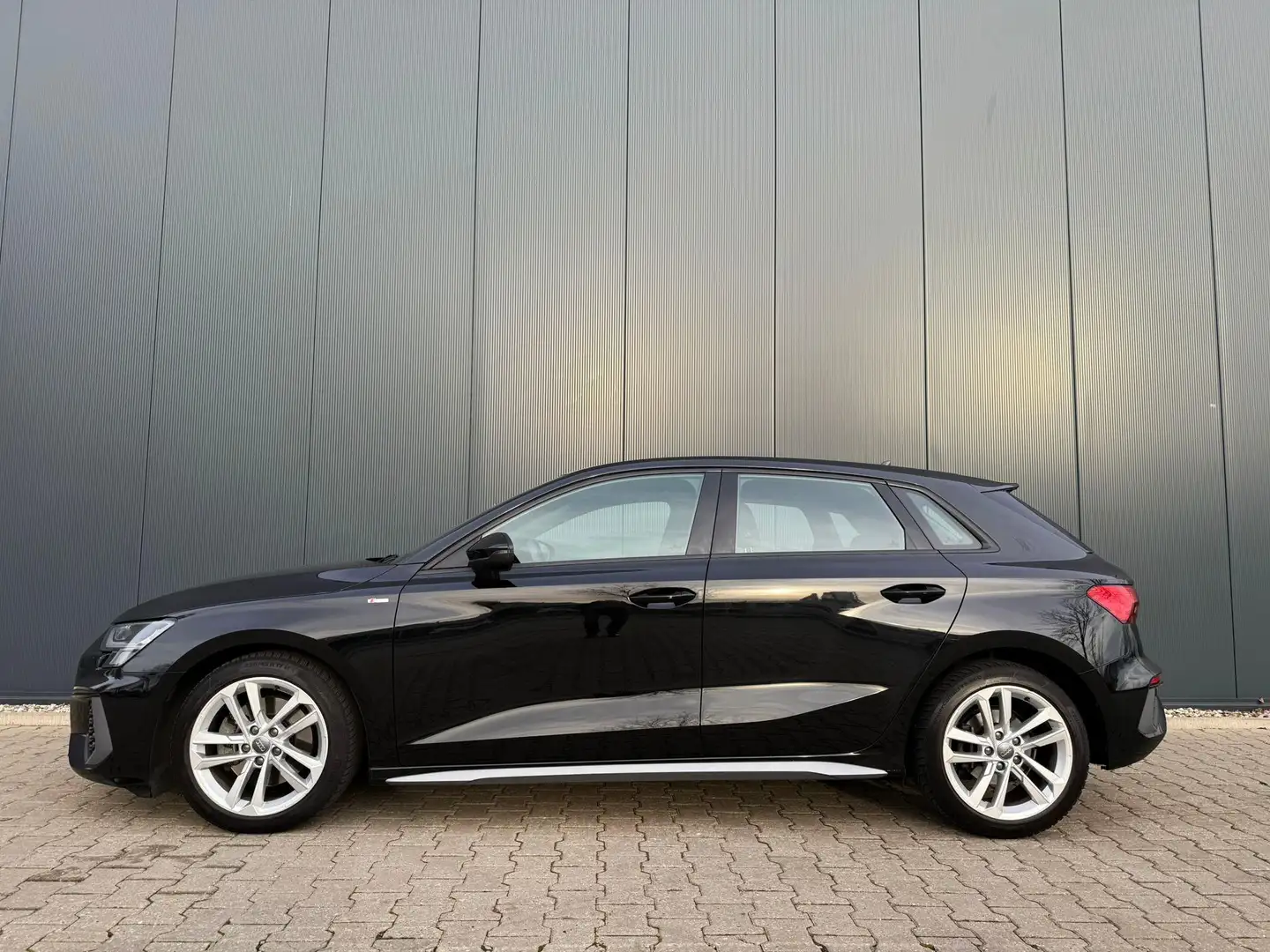 Audi A3 Sportback 35 TFSI S edition nw model / digitaal da Zwart - 2
