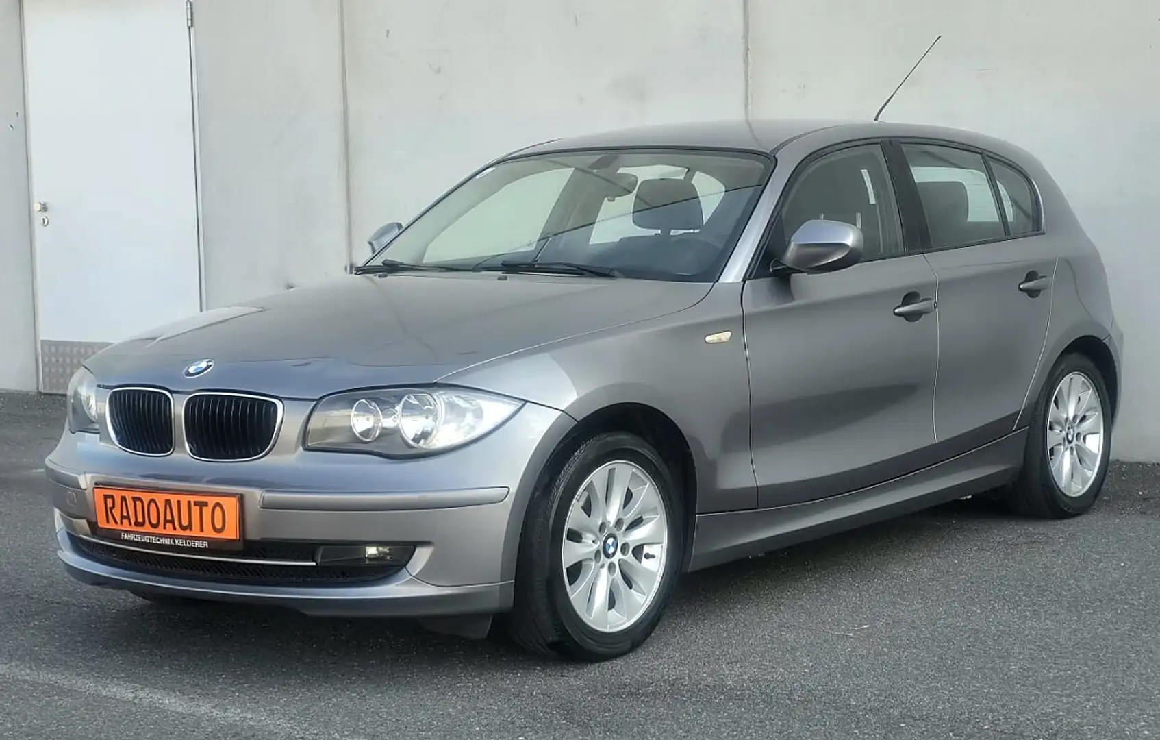 BMW 116 i Österreich-Paket **12 MONATE GEWÄHRLEISTUNG**... Silber - 1