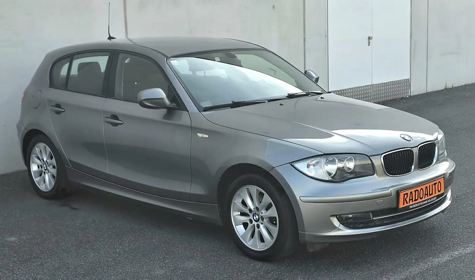 BMW 116 i Österreich-Paket **12 MONATE GEWÄHRLEISTUNG**... Silber - 2