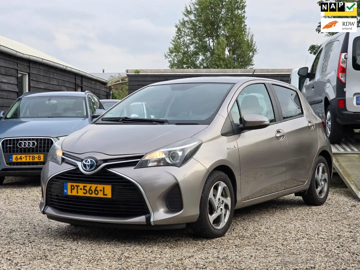 Toyota Yaris 1.5 Hybrid Now Camera/Trekhaak/Cruise Grijs - 1