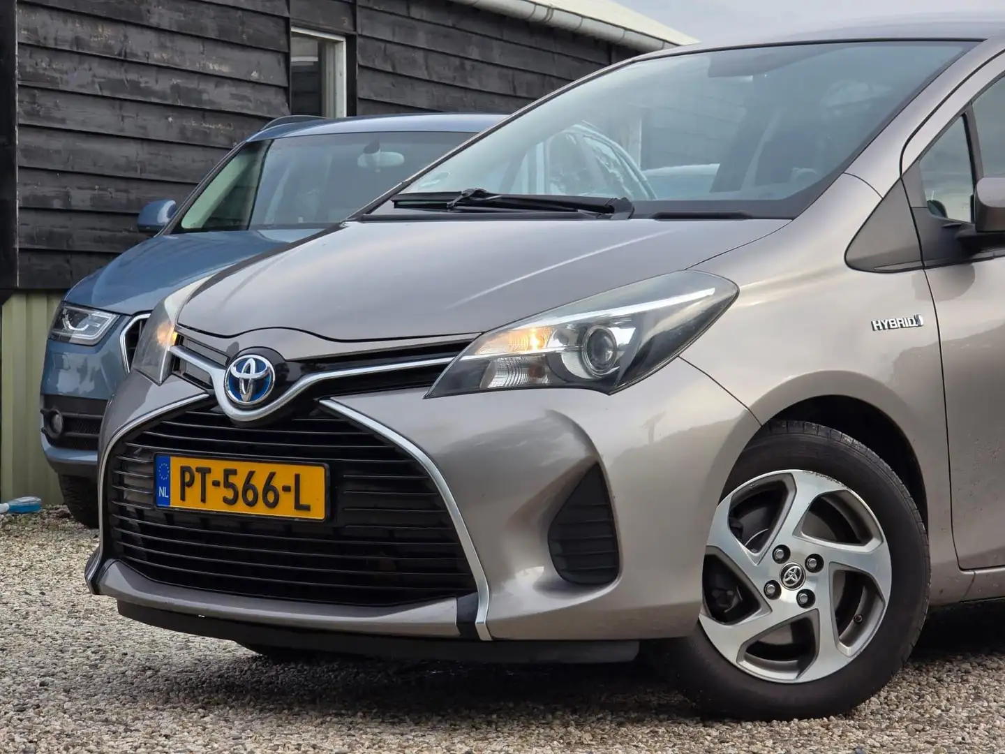 Toyota Yaris 1.5 Hybrid Now Camera/Trekhaak/Cruise Grijs - 2