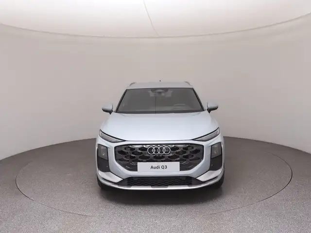 Audi Q3 view 3