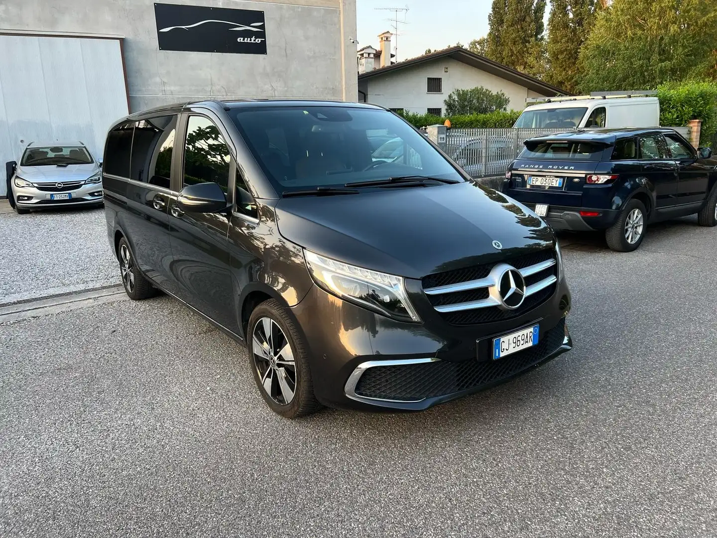 Mercedes-Benz V Extralong 250 d Premium auto Grey - 1