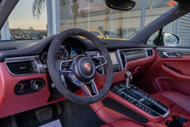 Porsche Macan view 14