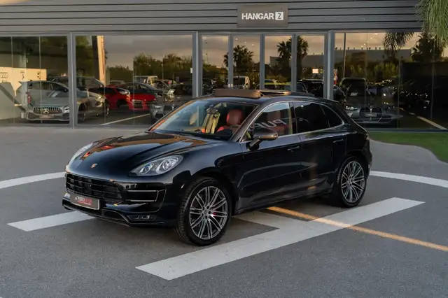 Porsche Macan view 3